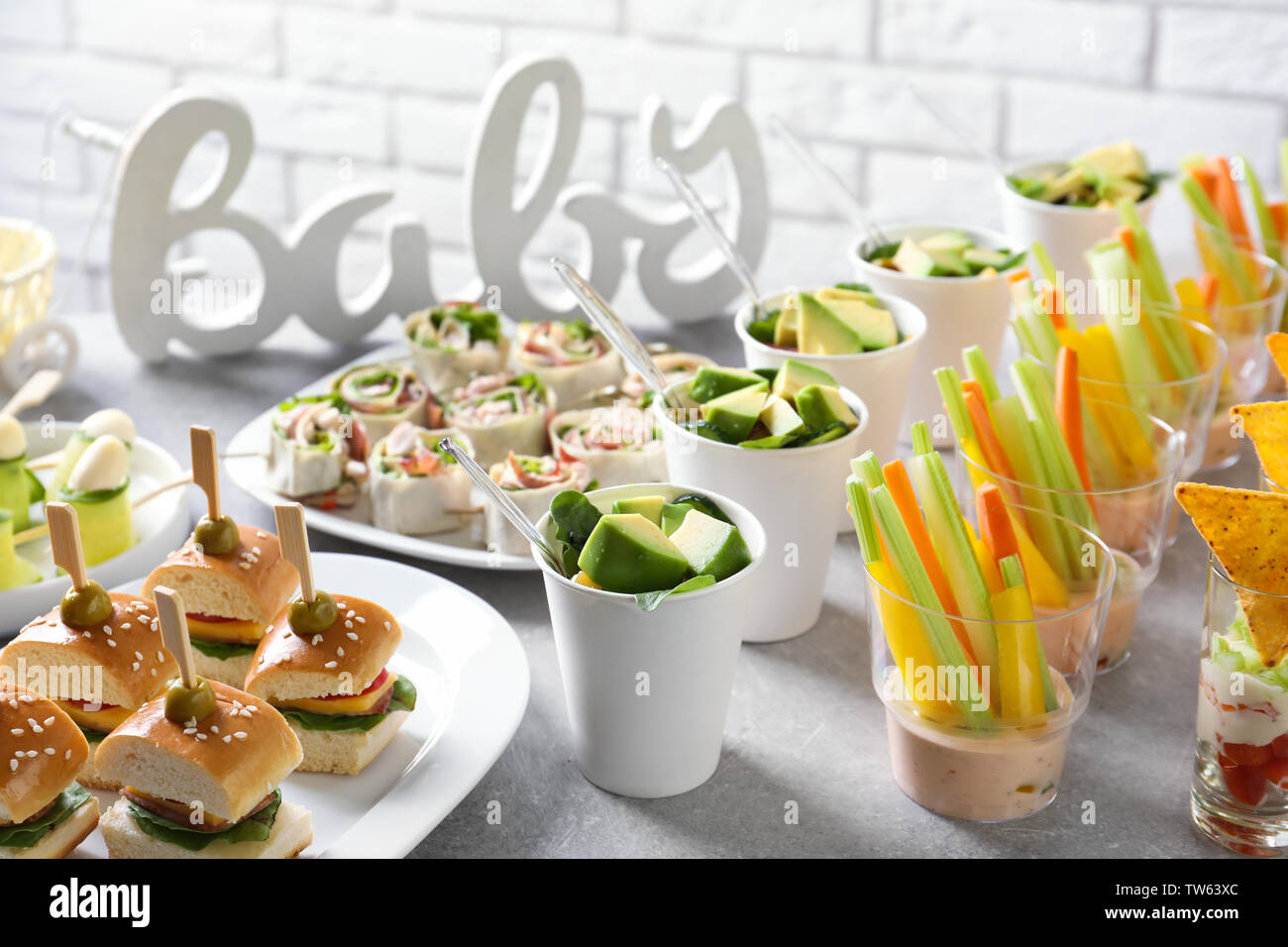 Comida sabrosa para baby shower party en la tabla Fotografía de stock -  Alamy