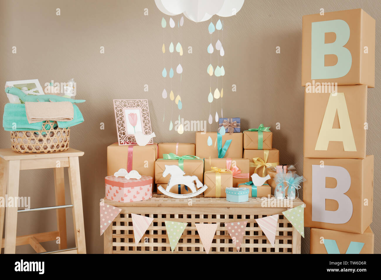 Regalos y decoraciones para baby shower en interiores Fotografía