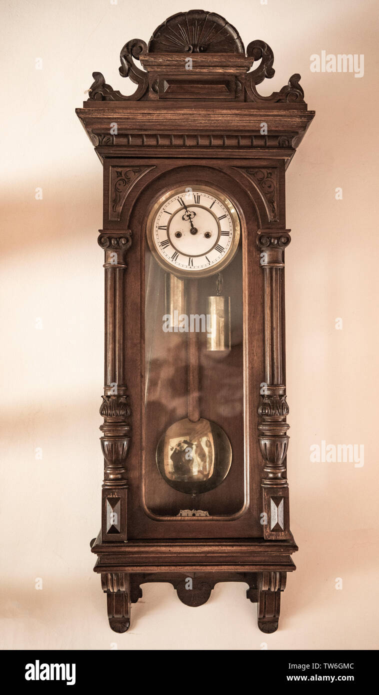 Reloj de pared Vintage. Estilo antiguo reloj colgante Fotografía de stock -  Alamy