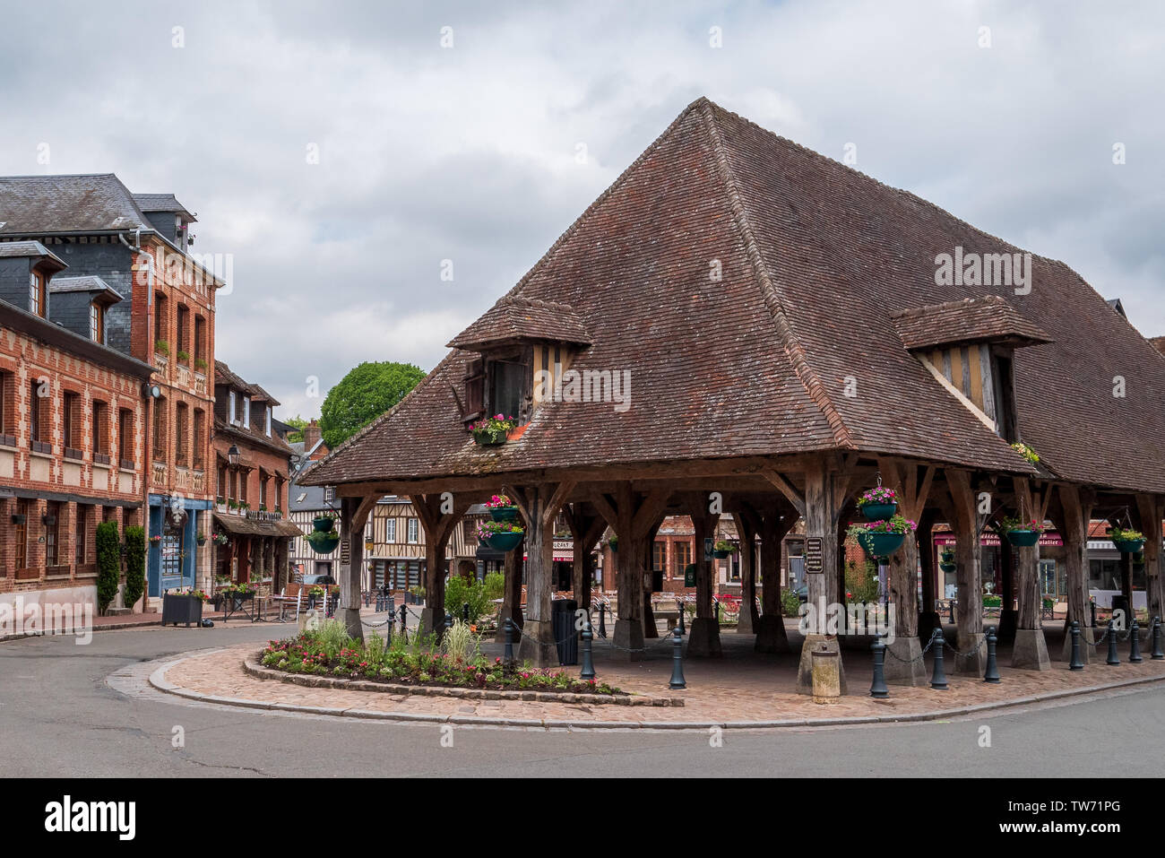 Lyons la Forêt - Junio 3, 2019: edificios y calles de la ciudad medieval Foto de stock