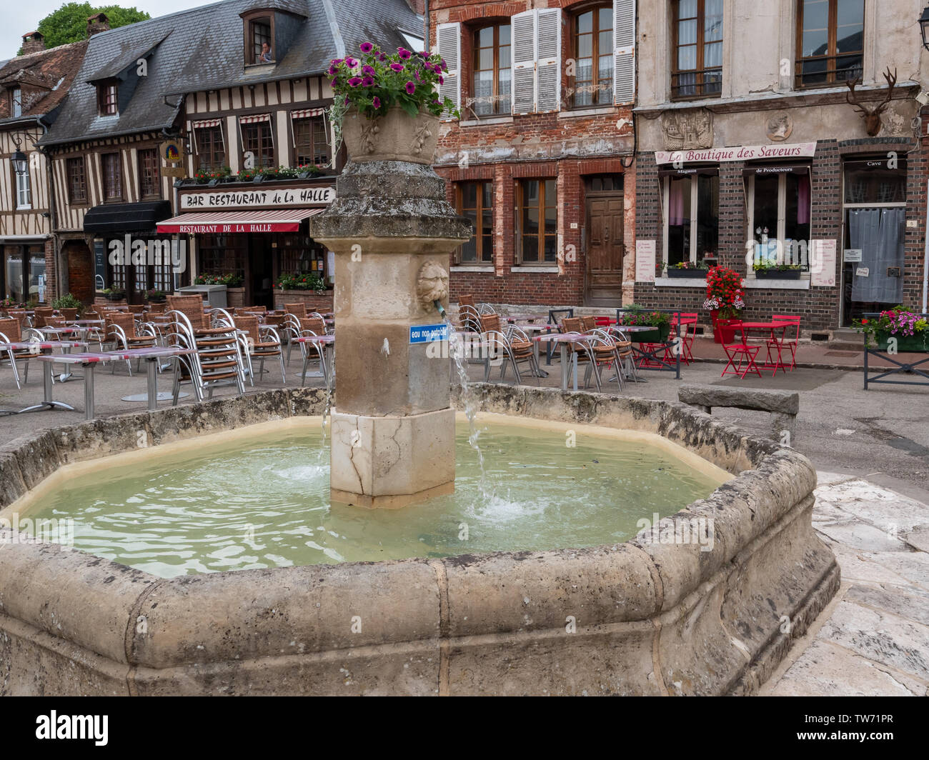 Lyons la Forêt - Junio 3, 2019: edificios y calles de la ciudad medieval Foto de stock