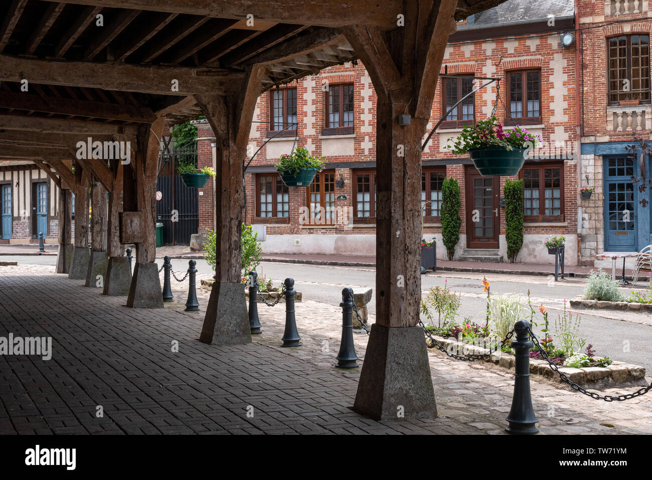 Lyons la Forêt - Junio 3, 2019: edificios y calles de la ciudad medieval Foto de stock