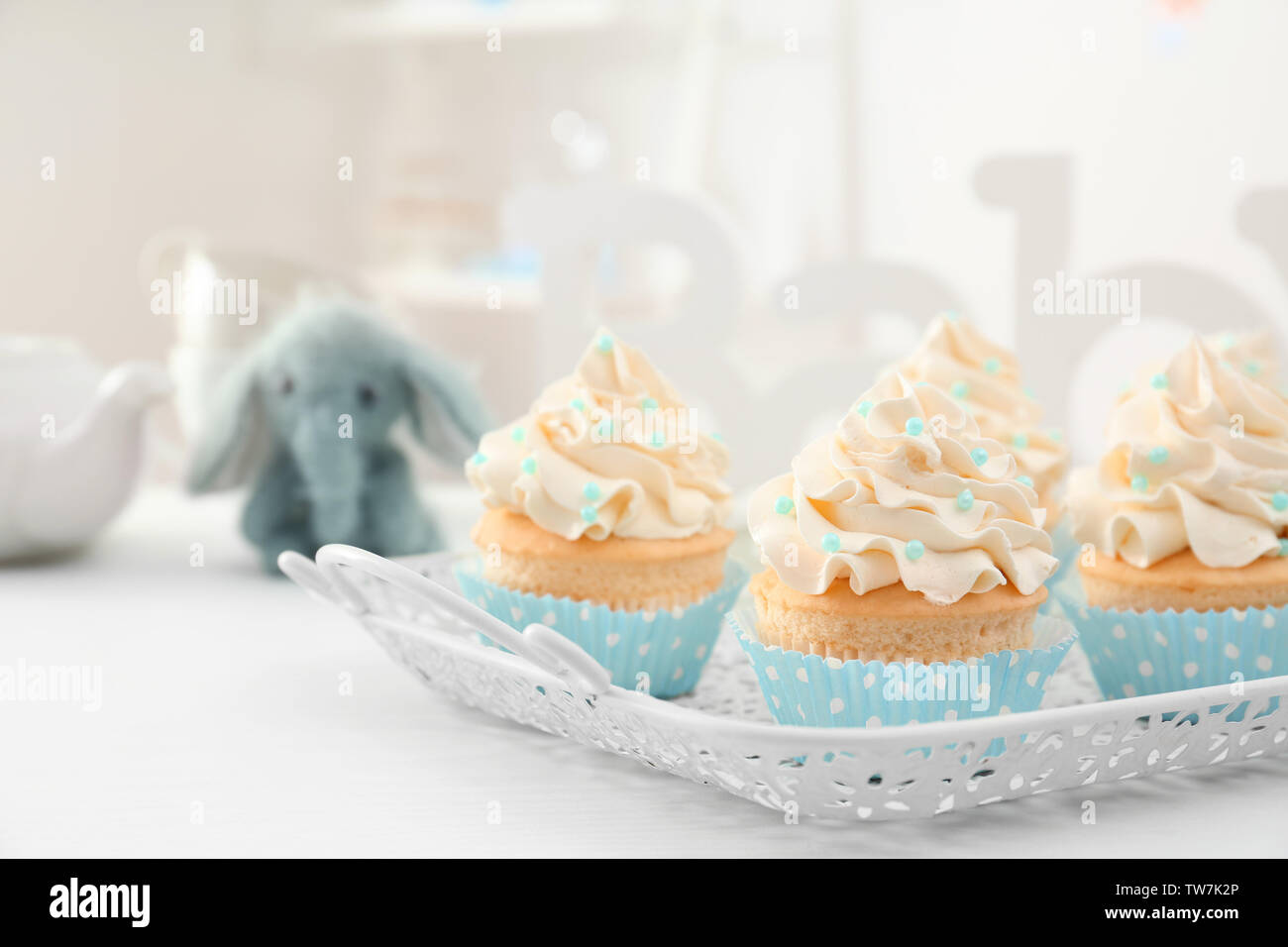 Bandeja con sabrosos pastelitos para baby shower party en la tabla  Fotografía de stock - Alamy