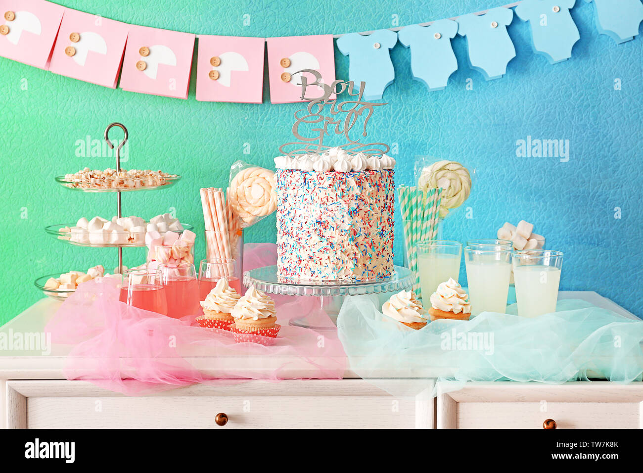 Niño o niña" en la mesa de buffet de torta para Baby shower party  Fotografía de stock - Alamy