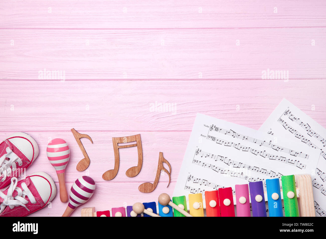Hermosa composición con hojas de música de fondo sobre la madera. Bebé  canciones concepto Fotografía de stock - Alamy