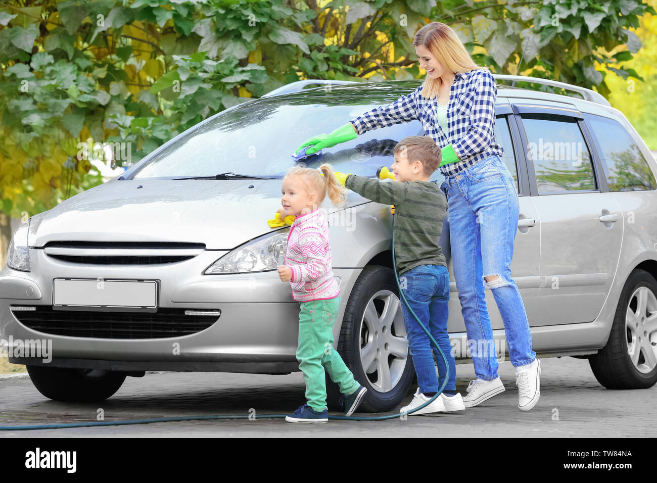 Limpiar el coche con nuestros hijos