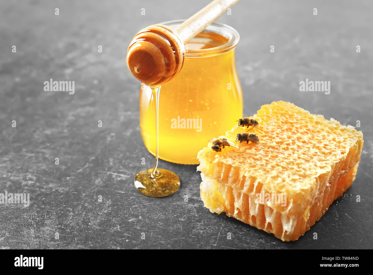 Miel en el fondo de panal. Miel en un tarro de vidrio y panal de