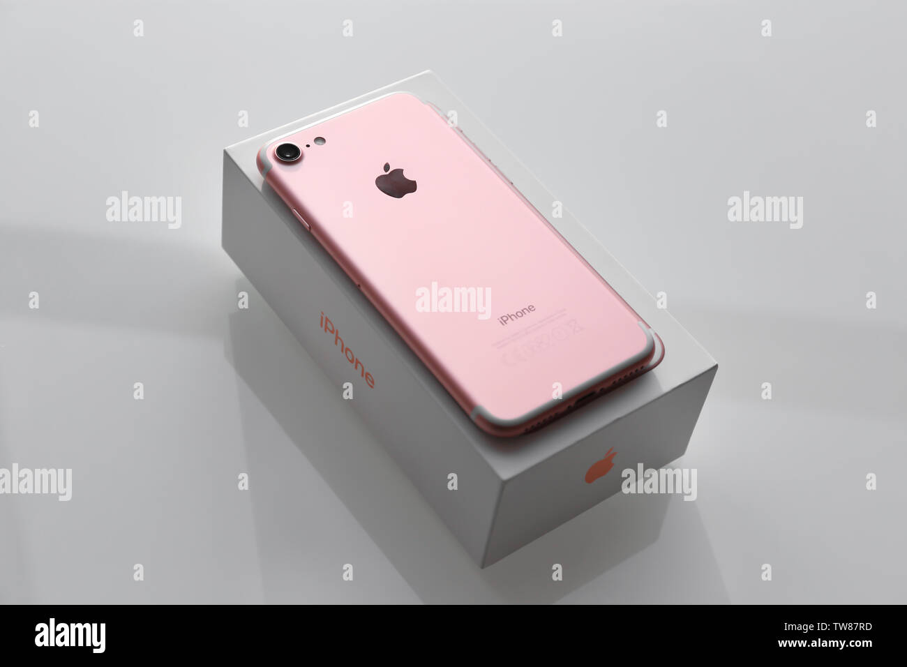 Nuevo iPhone 15 color rosa profundo de Apple Inc. Pantalla de maqueta iphone  y iphone de la parte posterior. Alta calidad. Presentación oficial.  Editorial Imagen Vector de stock - Alamy