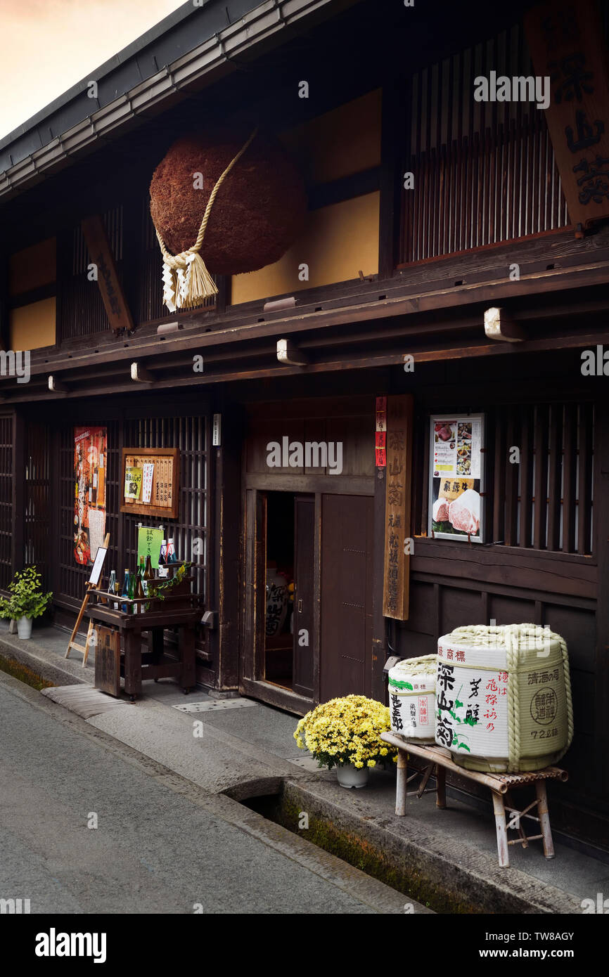 Bola Sugidama, cedro, colgando encima de la entrada de una fábrica de sake en Takayama, ciudad vieja calle Kami-Sannomachi. Japón Foto de stock