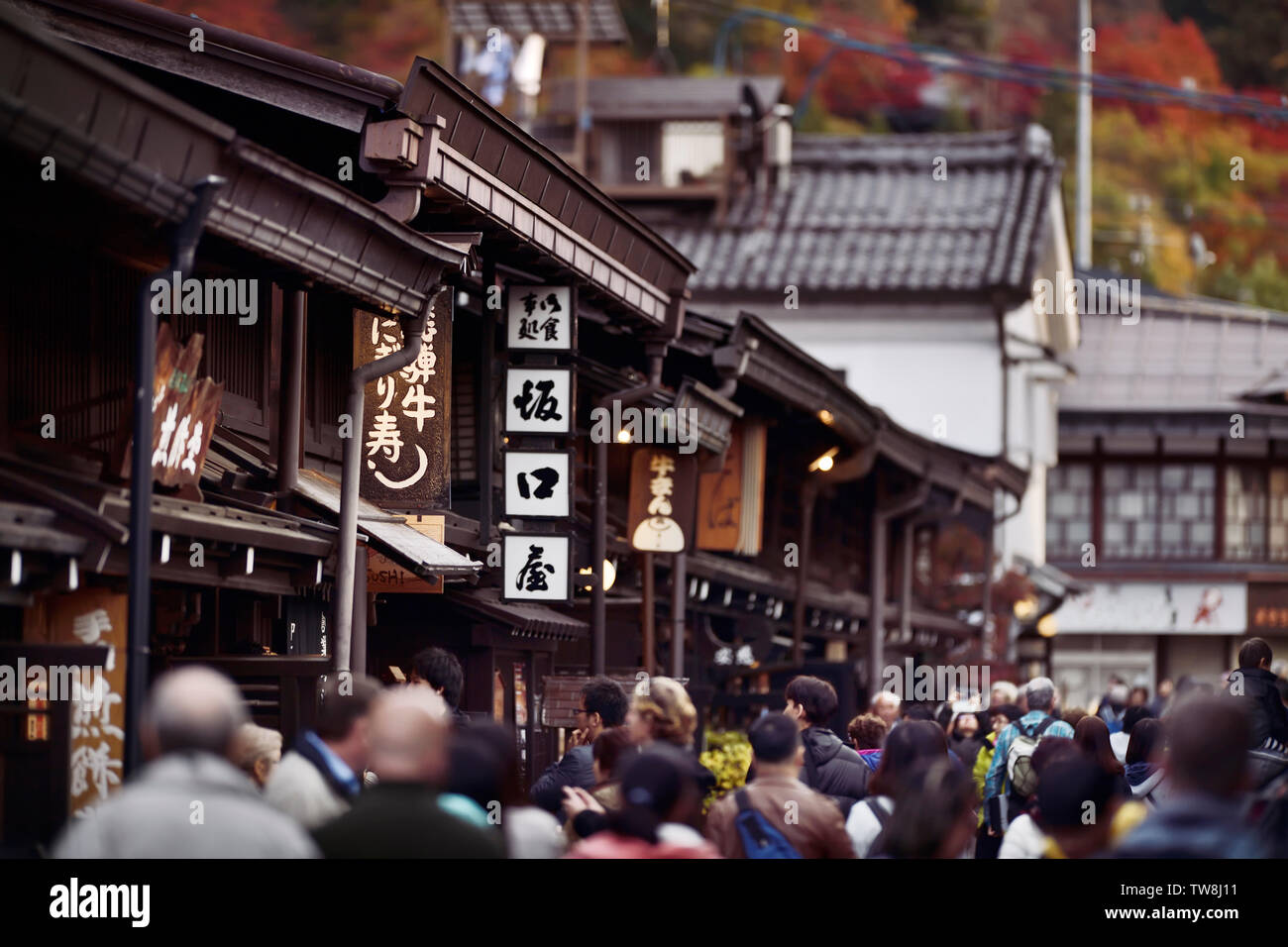 Signos de las tiendas y restaurantes de Kami-Sannomachi, antiguo mercado de la ciudad de Takayama calle concurrida con turistas y visitantes en otoño. Yo Kamisannomachi Foto de stock