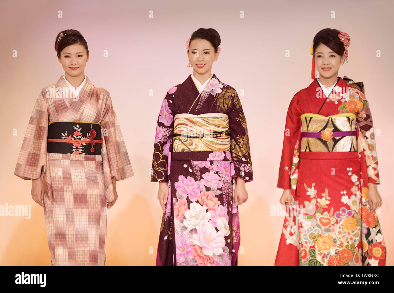 Licencia disponible en MaximImages.com - Mujeres japonesas en un hermoso kimono colorido en un desfile de moda en Kyoto, Japón. Foto de stock