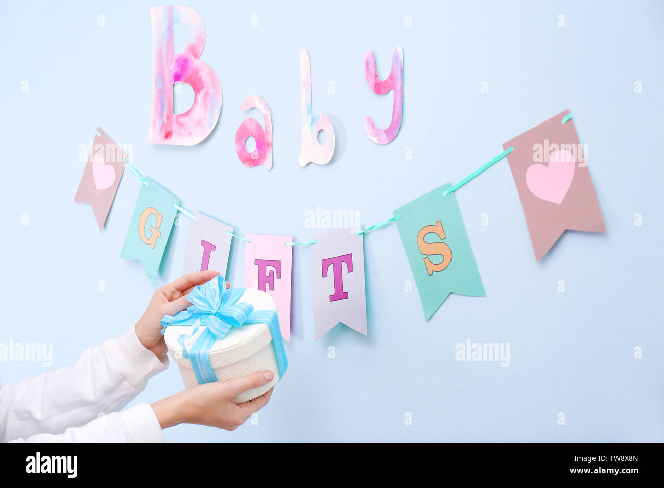 Regalos y decoraciones para baby shower en interiores Fotografía de stock -  Alamy