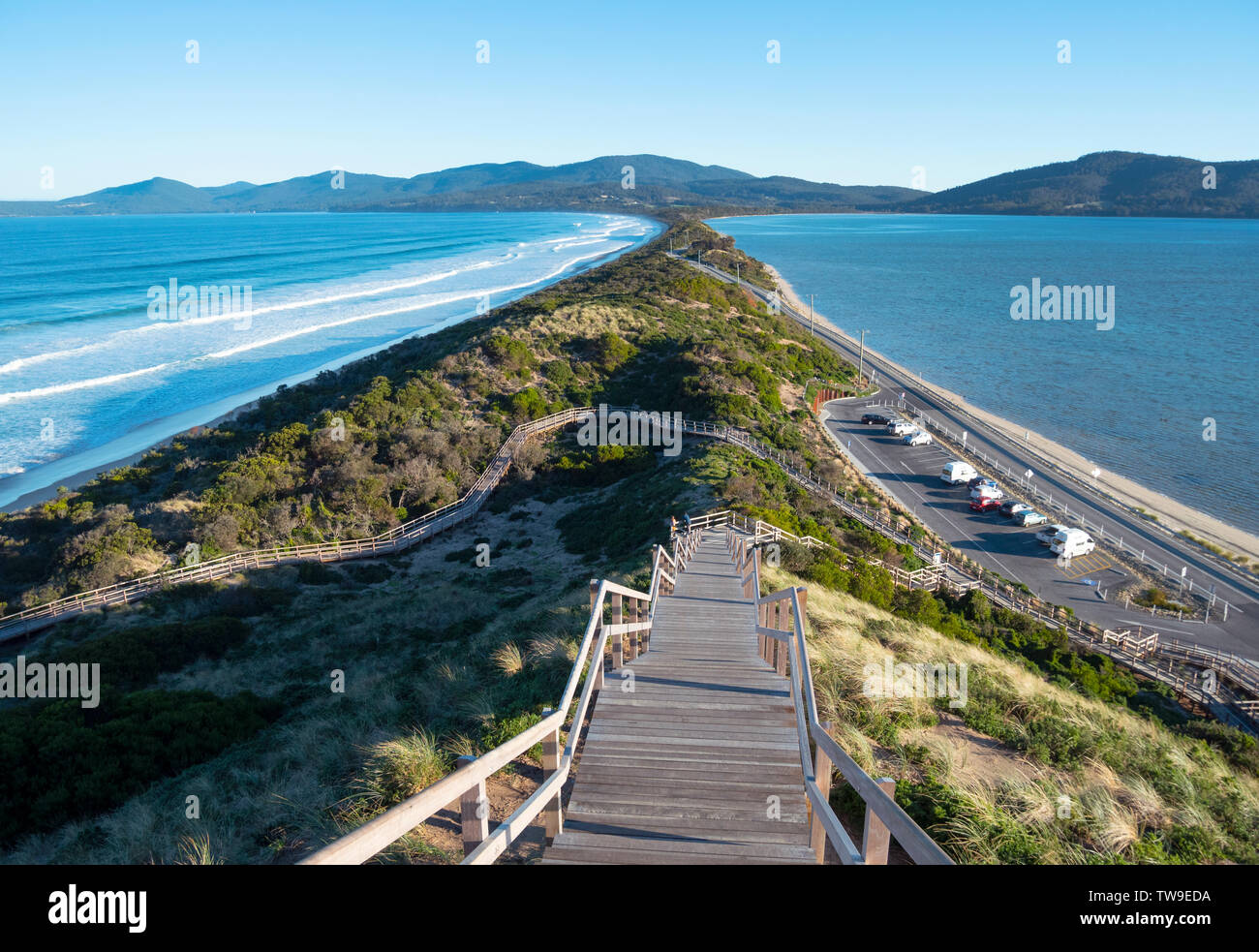 La isla de Bruny en Tasmania es un popular destino turístico de viajes. El cuello es una delgada franja de terreno que une el norte y el sur de la isla. Foto de stock