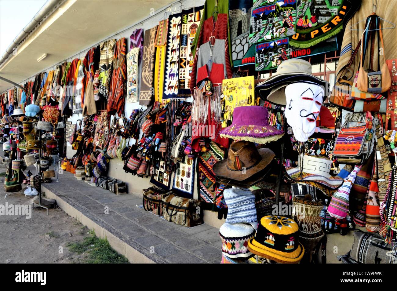 Colorida Artesania Peruana Productos Para Venta En Cusco La Capital Historica Del Imperio Inca Fotografia De Stock Alamy