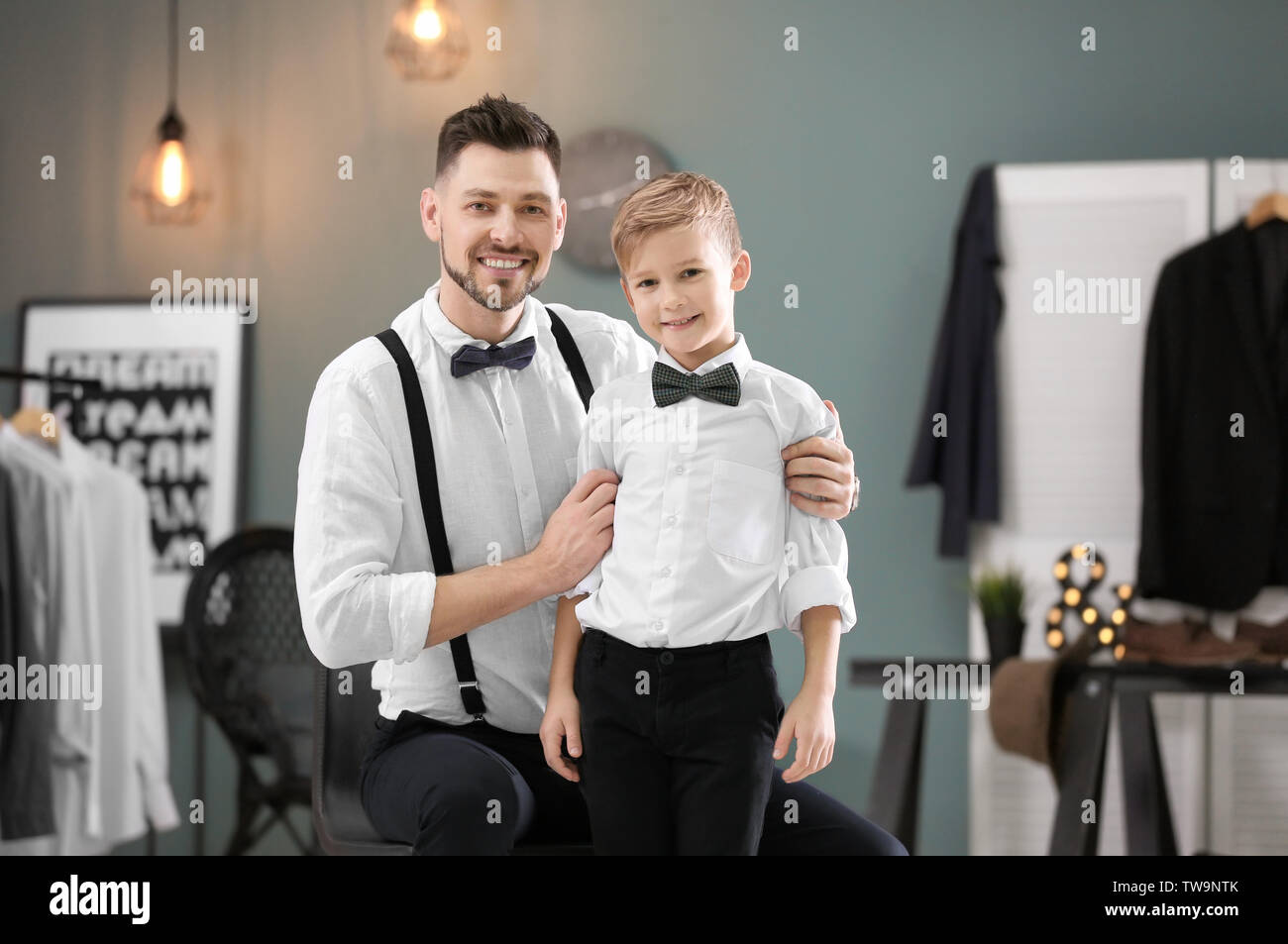 Padre e hijo en elegantes trajes, en interiores Fotografía de stock - Alamy