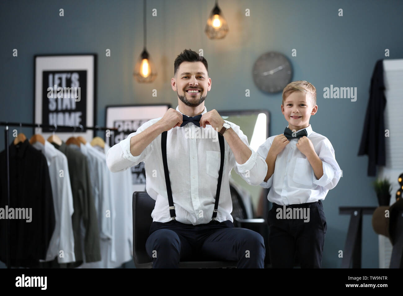 Padre e hijo en elegantes trajes, en interiores Fotografía de stock - Alamy