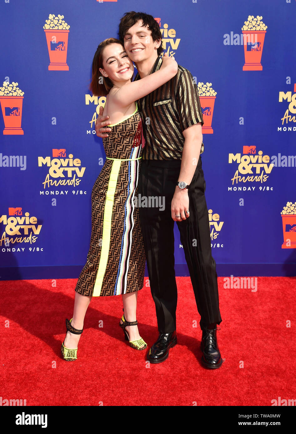 SANTA MONICA, CA - 15 DE JUNIO: Kiernan Shipka (L) y Ross Lynch asistir