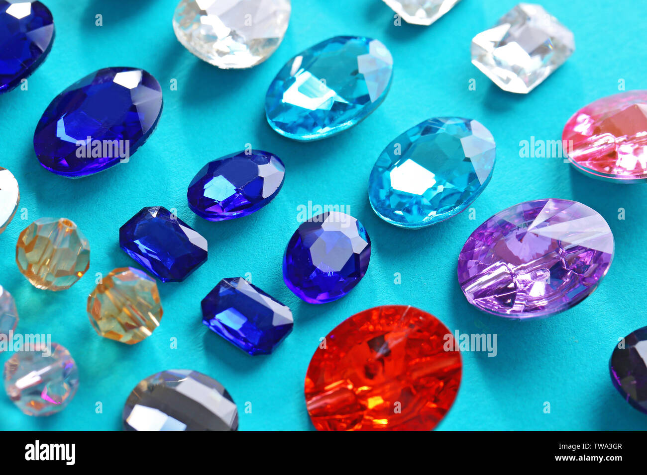 Diferentes piedras preciosas para joyas sobre fondo de color Fotografía de  stock - Alamy