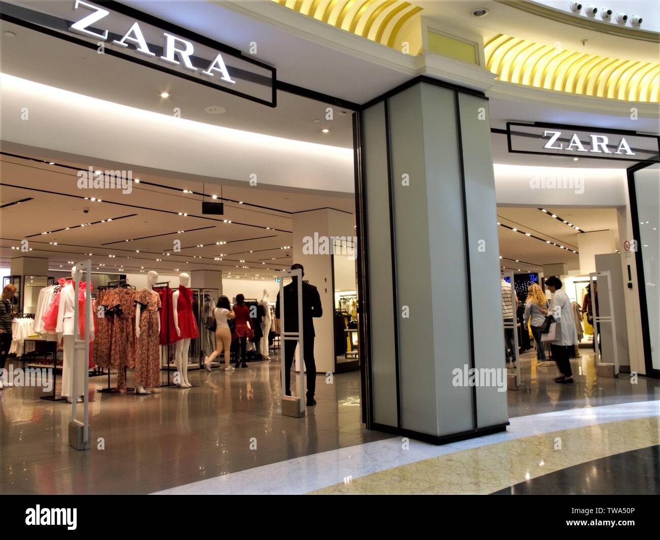 Entrada de la tienda de moda ZARA EN CENTRO COMERCIAL EUROMA 2 EN ROMA  Fotografía de stock - Alamy