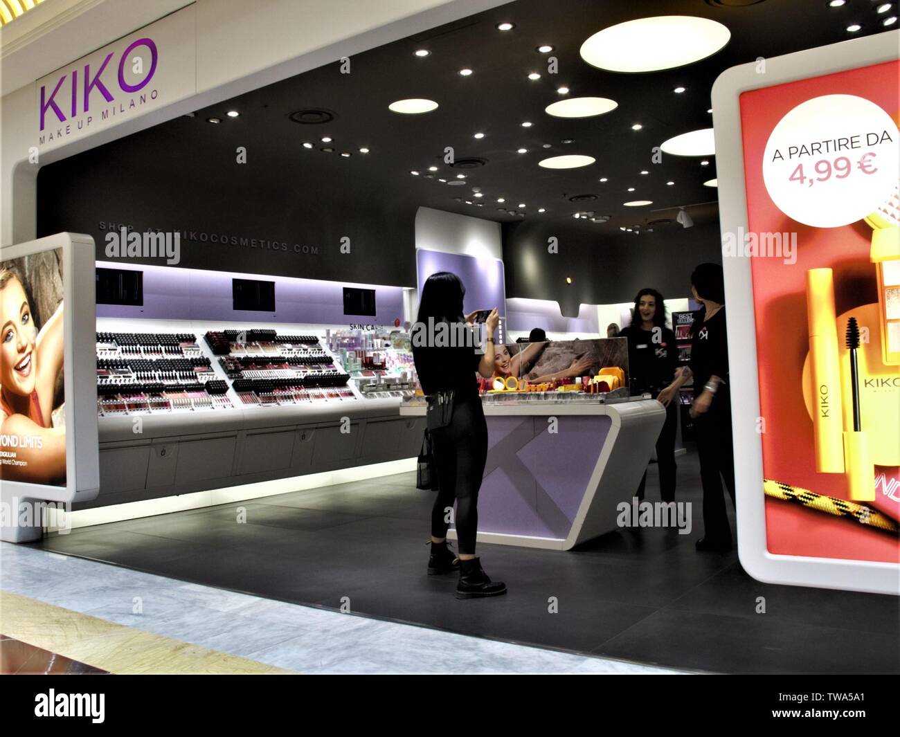 KIKO cosméticos en la entrada de la tienda de moda del centro comercial  EUROMA 2 EN ROMA Fotografía de stock - Alamy