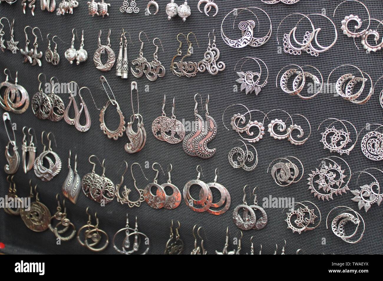 Aretes de Plata hechos a mano de diferentes tipos y estilo hippie  Fotografía de stock - Alamy