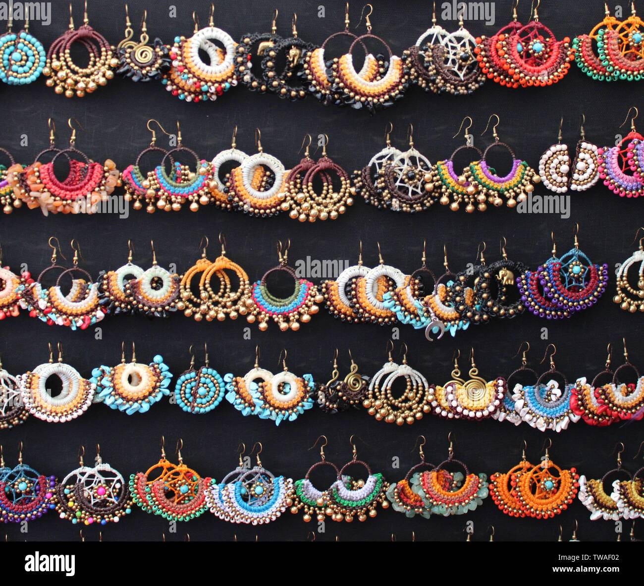 Aretes bordados con hilos de colores y piedras del Rin Fotografía de stock  - Alamy