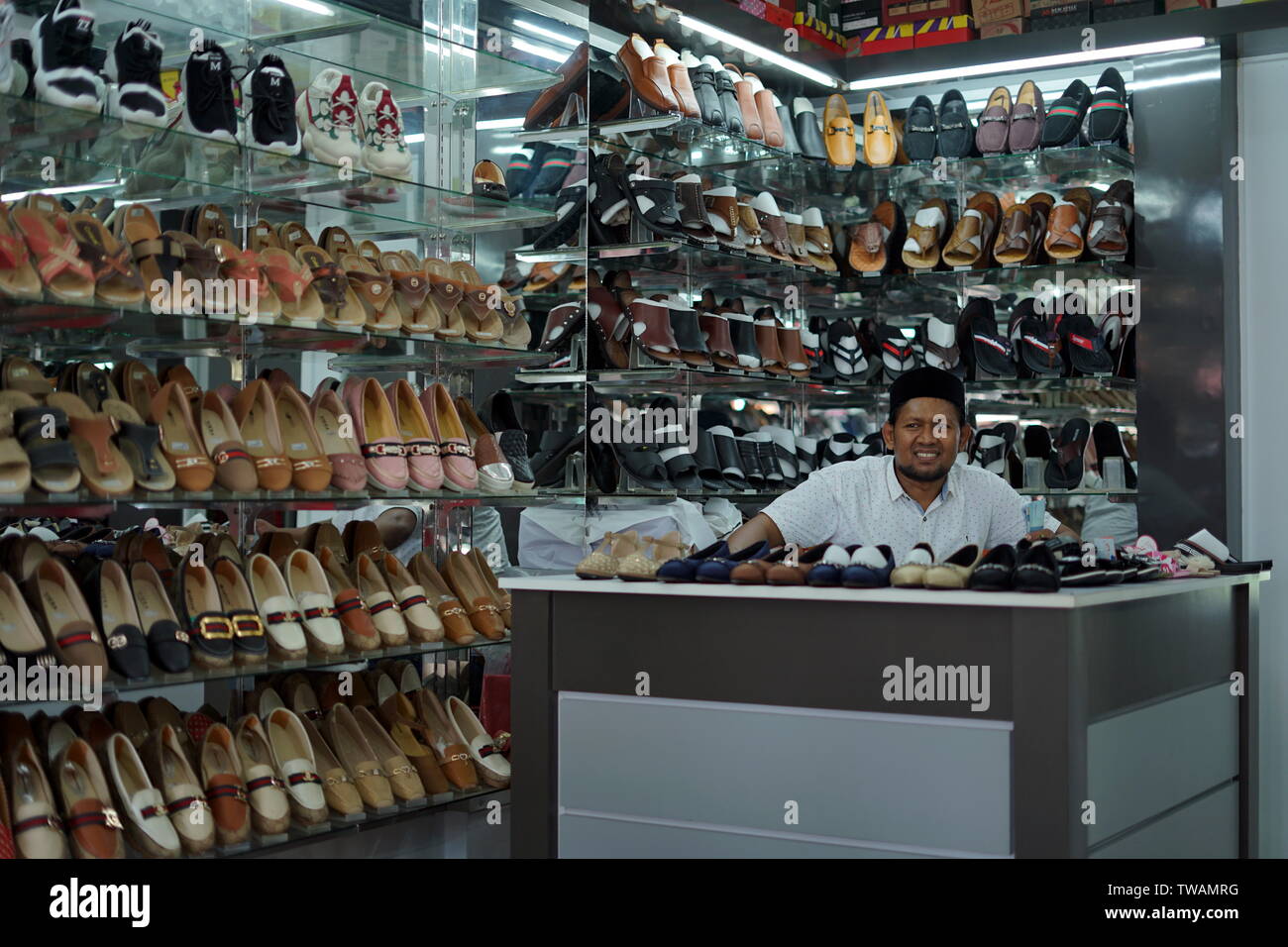 Banda Aceh, Indonesia - Mayo 30, 2019: el proveedor Venta de zapatos y  sandalias en la calle la tienda de calzado en Banda Aceh, la capital  Fotografía de stock - Alamy