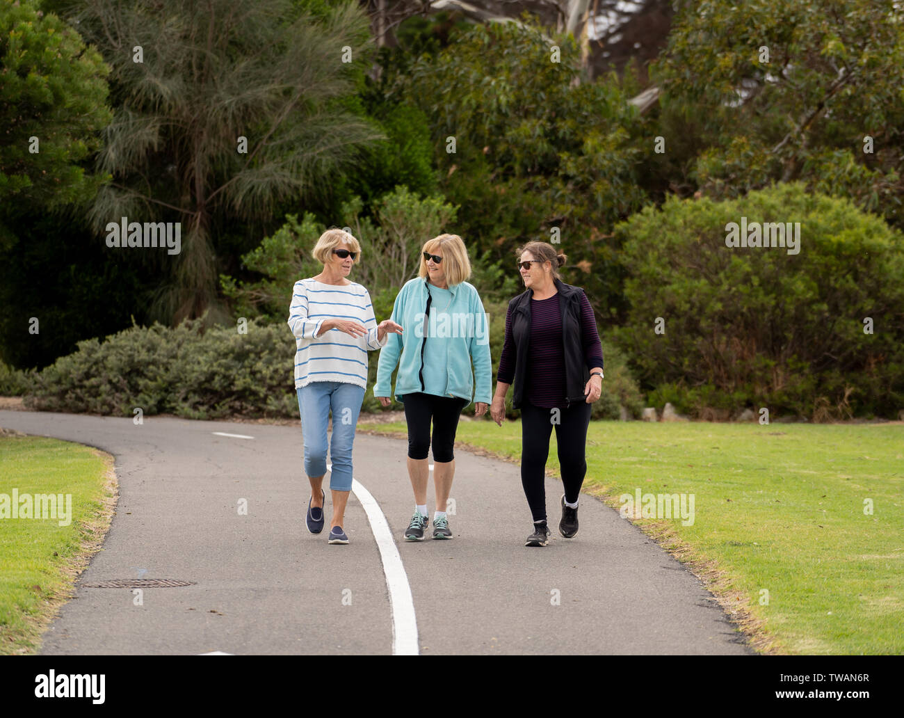 Grupo encantador de tres altos funcionarios jubilados maduras mujeres en su  60s caminando en ropa deportiva haciendo rutina diaria de ejercicios juntos  en personas amistad femenina Fotografía de stock - Alamy