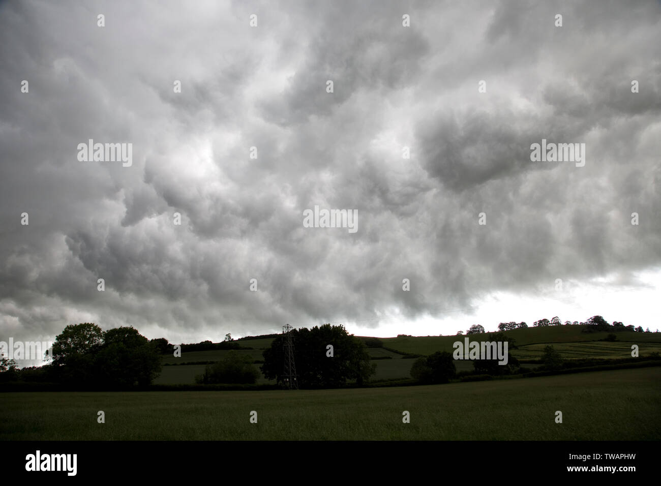 Oscuras nubes de tormenta se cierne sobre Miguel Meon colina cerca de Mickleton, Chipping Campden, RU Foto de stock