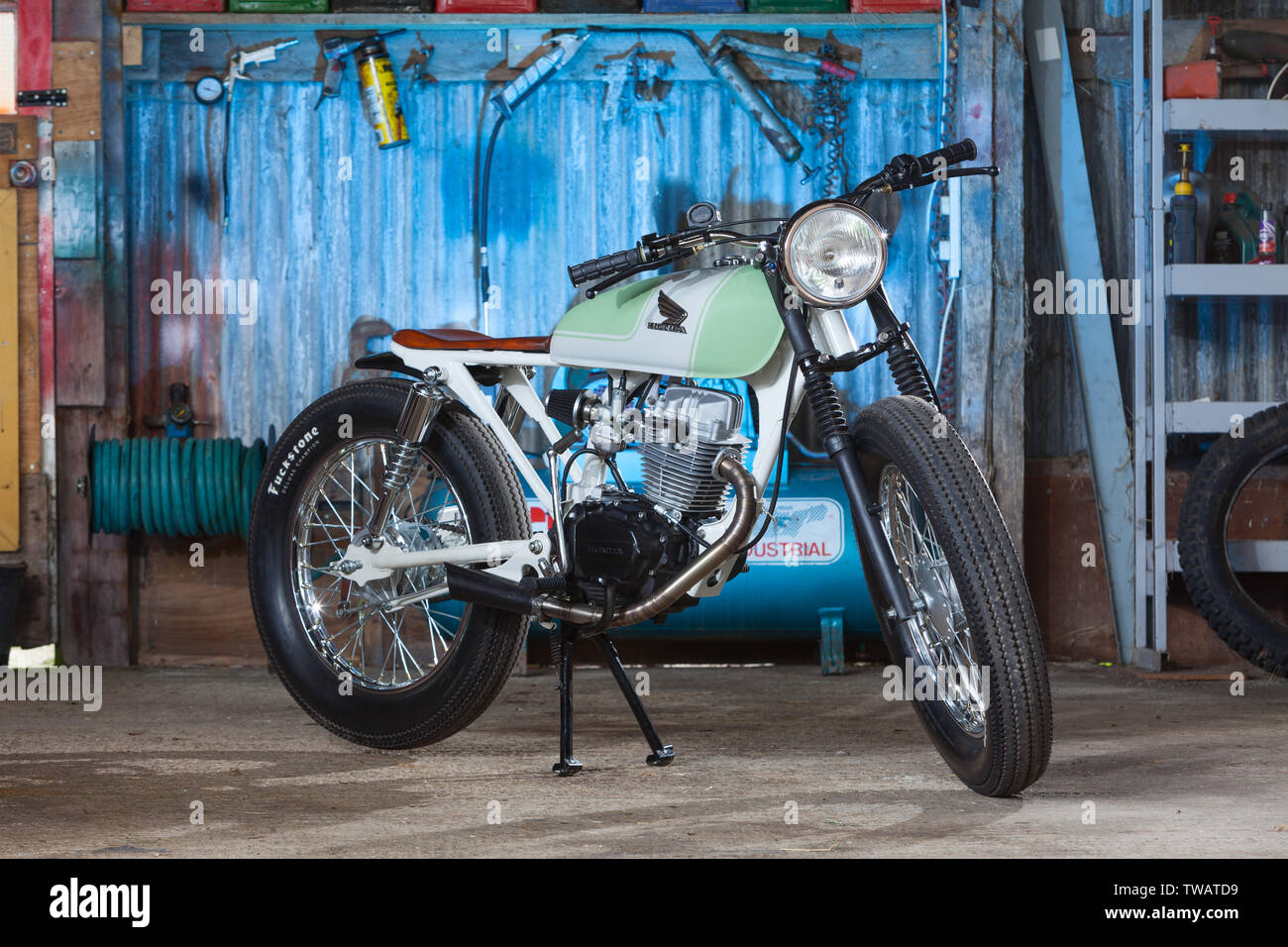 Una moto con un stand en un garaje taller Foto de stock