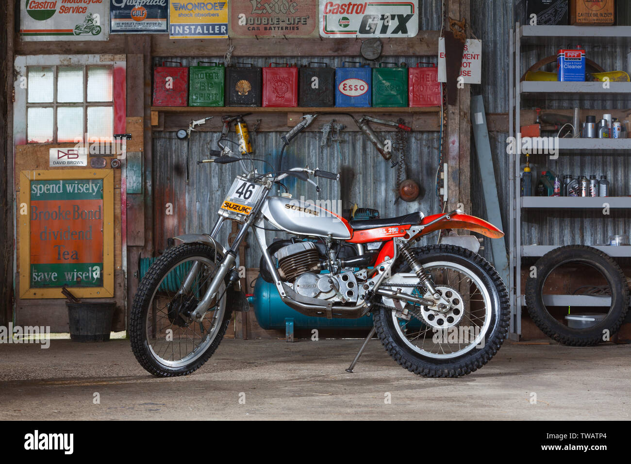 Una moto con un stand en un garaje taller Foto de stock