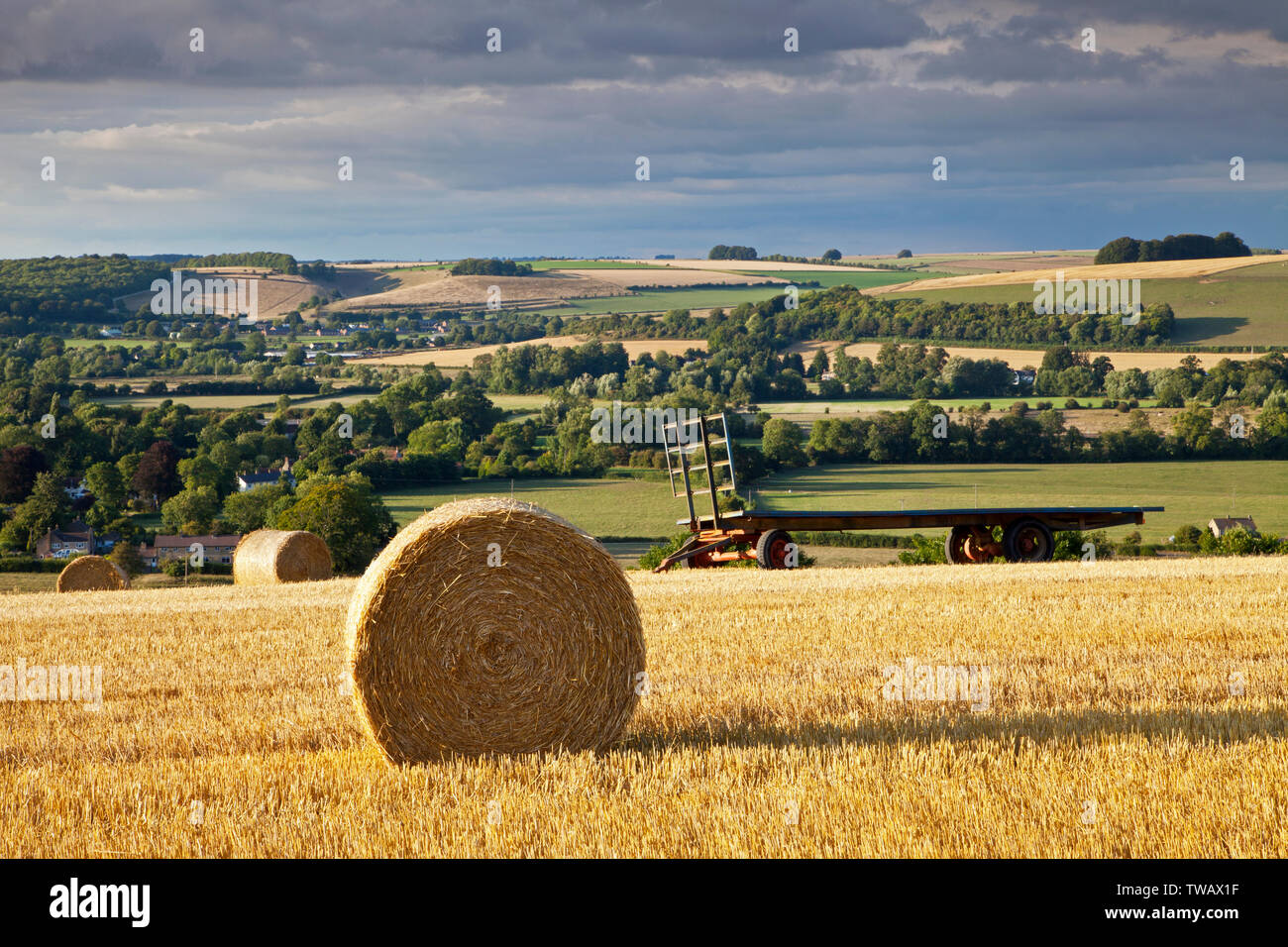 Fardos de paja en la colina por encima de la aldea de Corton en el valle Wylye en Wiltshire. Foto de stock
