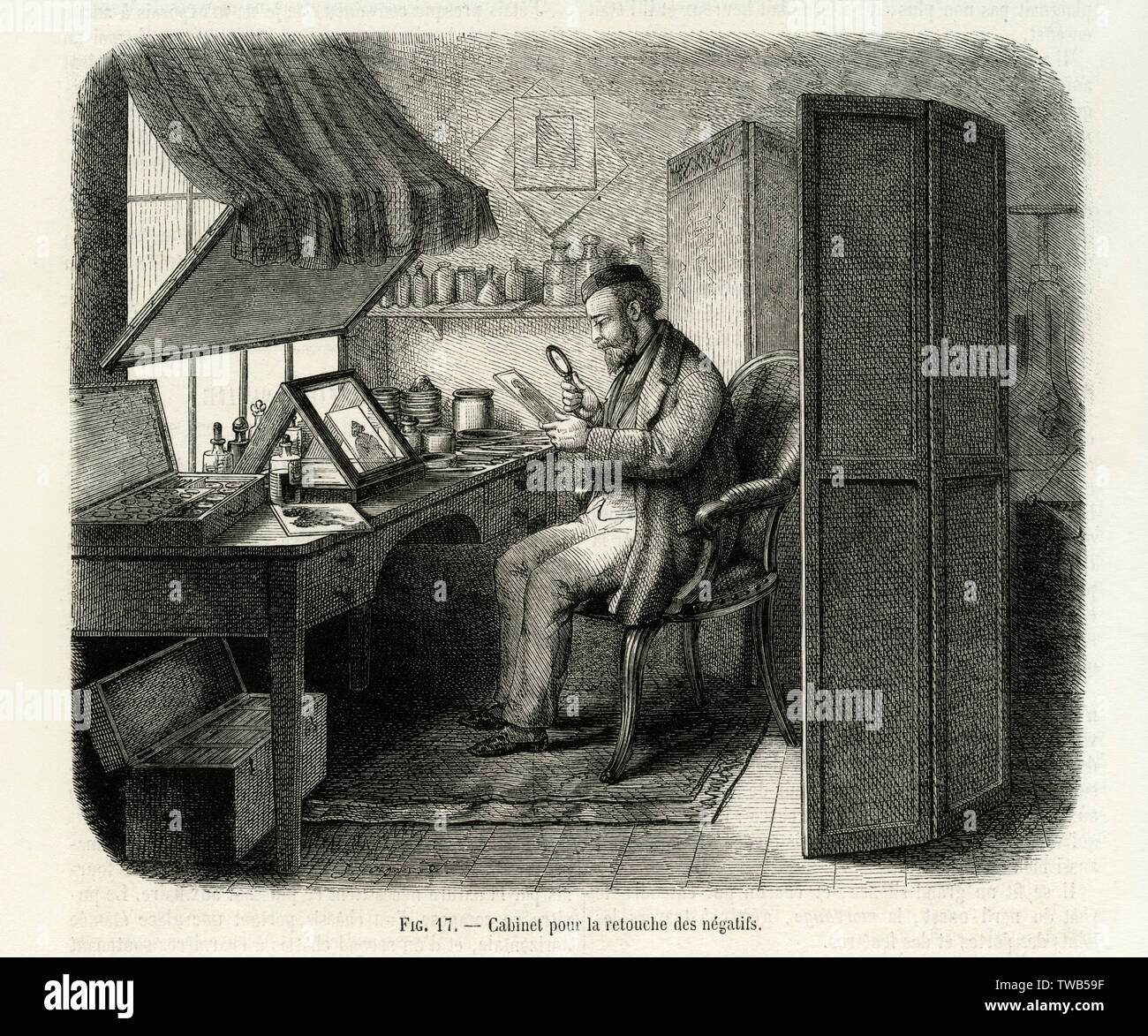 Un hombre usa una lupa para mirar los detalles negativos fotográficos en preparación del retoque en un taller especialmente diseñado. Fecha: 1863 Foto de stock