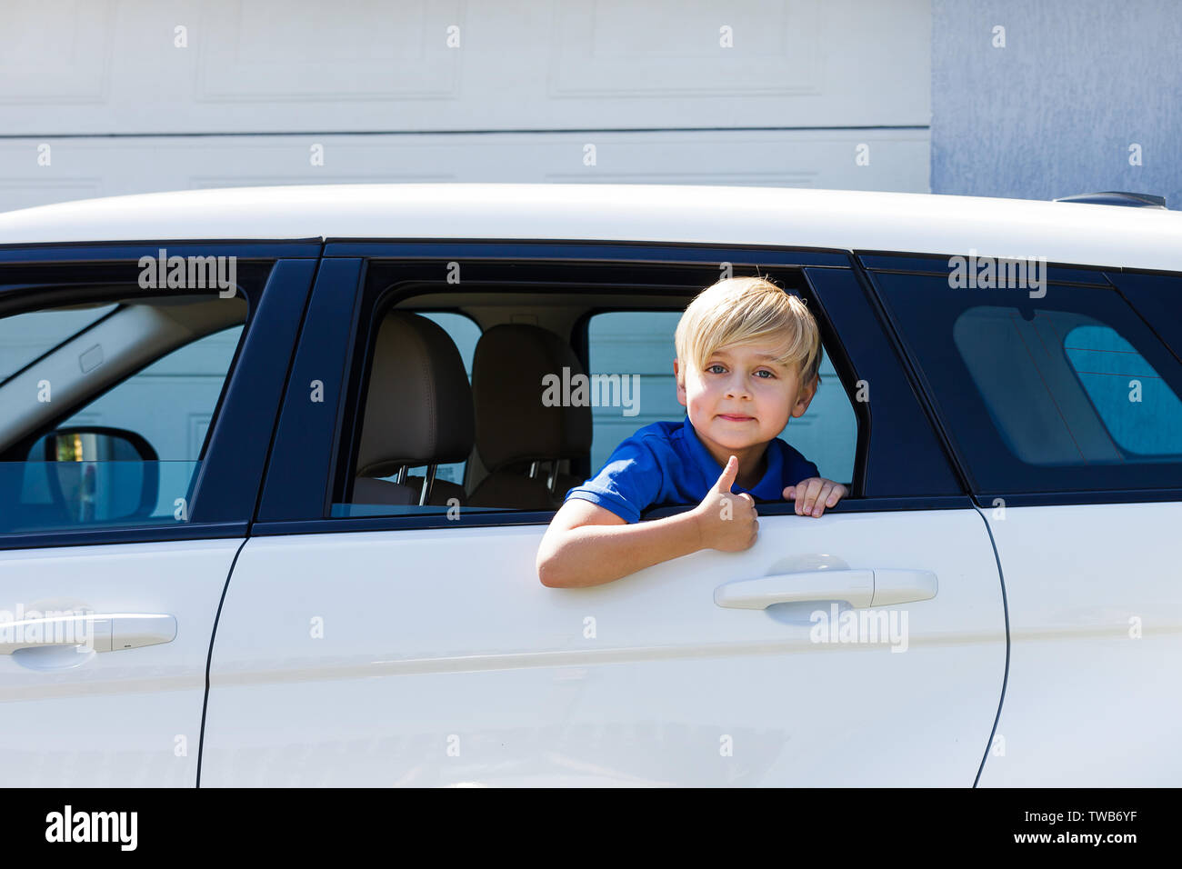 Даешь мальчику в машине. Машины для мальчиков. Машины мальчишки. Дети в окне машины. Машина мальчик стиль.