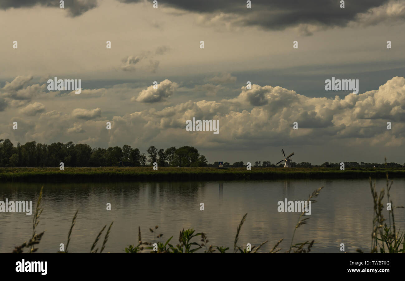 Nubes de fantasía soñadora y sereno paisaje por el agua Foto de stock