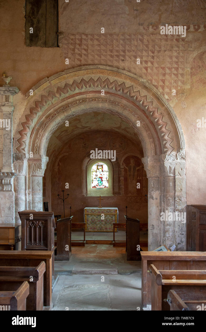 Frescos medievales, la iglesia Santa María, Kempley, Gloucestershire, Inglaterra, Reino Unido - Norman chancel arch Foto de stock