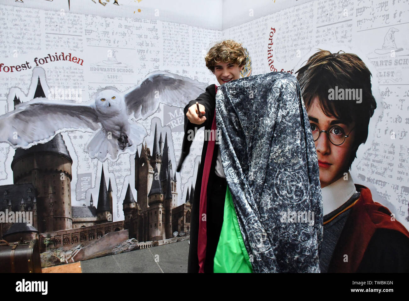 Londres, Reino Unido. 19 de junio de 2019. Evento de vista previa para  celebrar el lanzamiento de la capa de invisibilidad de Harry Potter, en la  estación de Kings Cross. Capa de