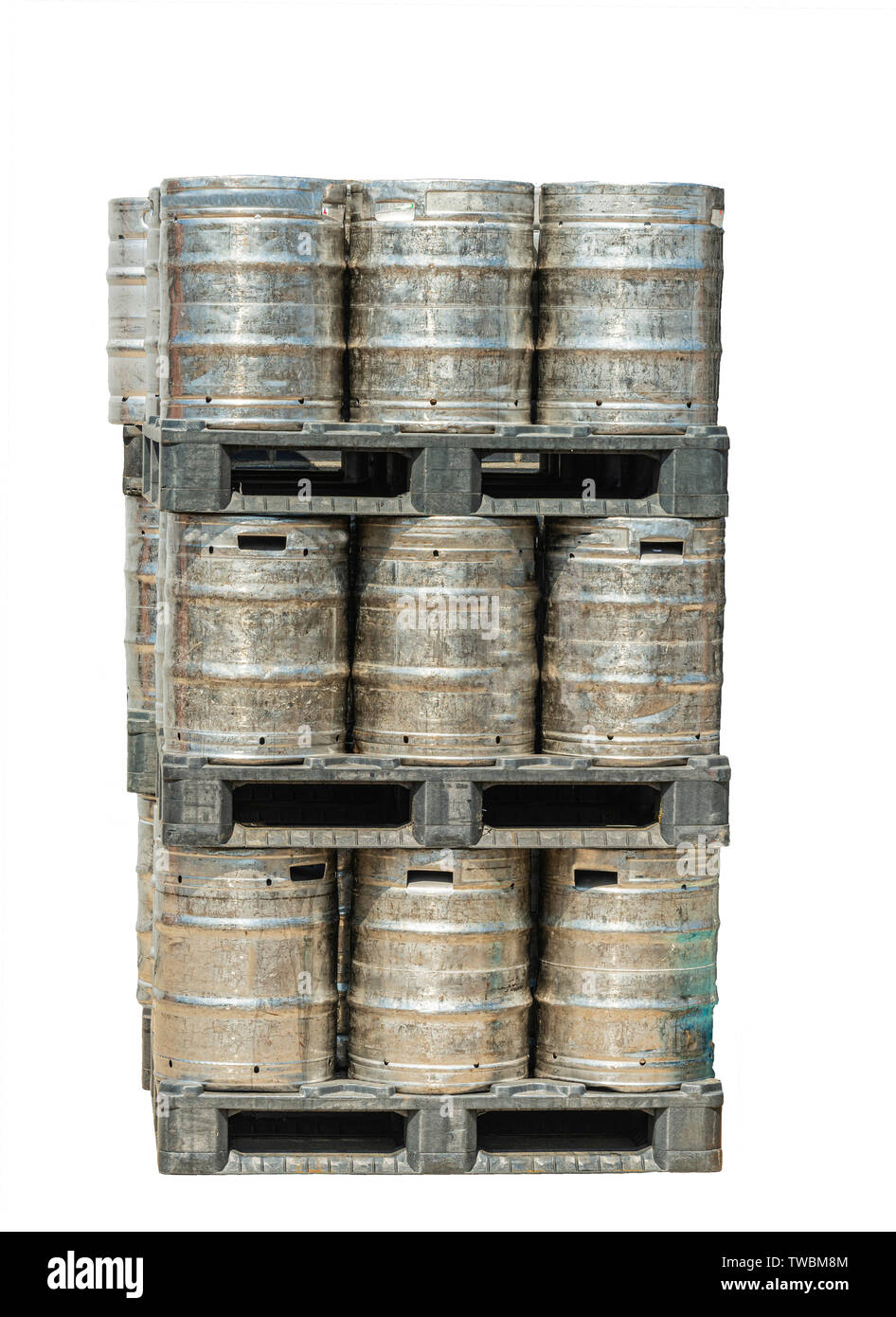 Imagen recortada de 50 litros de cerveza barriles apilados unos encima de  otros de pie sobre una tarima de madera Fotografía de stock - Alamy