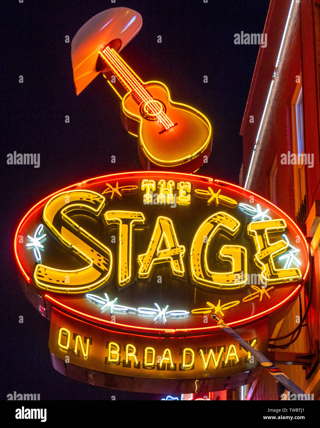 Restaurante bar y sala de conciertos el escenario en Broadway signo de neón iluminado por la noche en Broadway de Nashville, Tennessee, EE.UU.. Foto de stock