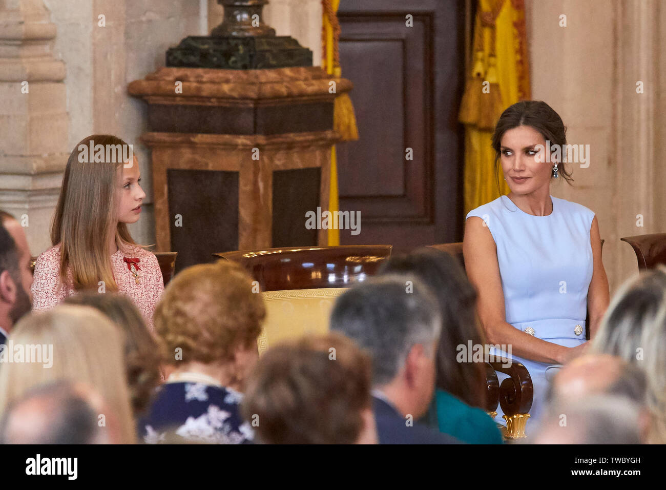 Reina Letizia de España, la Princesa Heredera Leonor y Princesa Sofía asisten a la imposición de las condecoraciones de la Orden del Mérito Civil en el Palacio Real de Madrid. Foto de stock