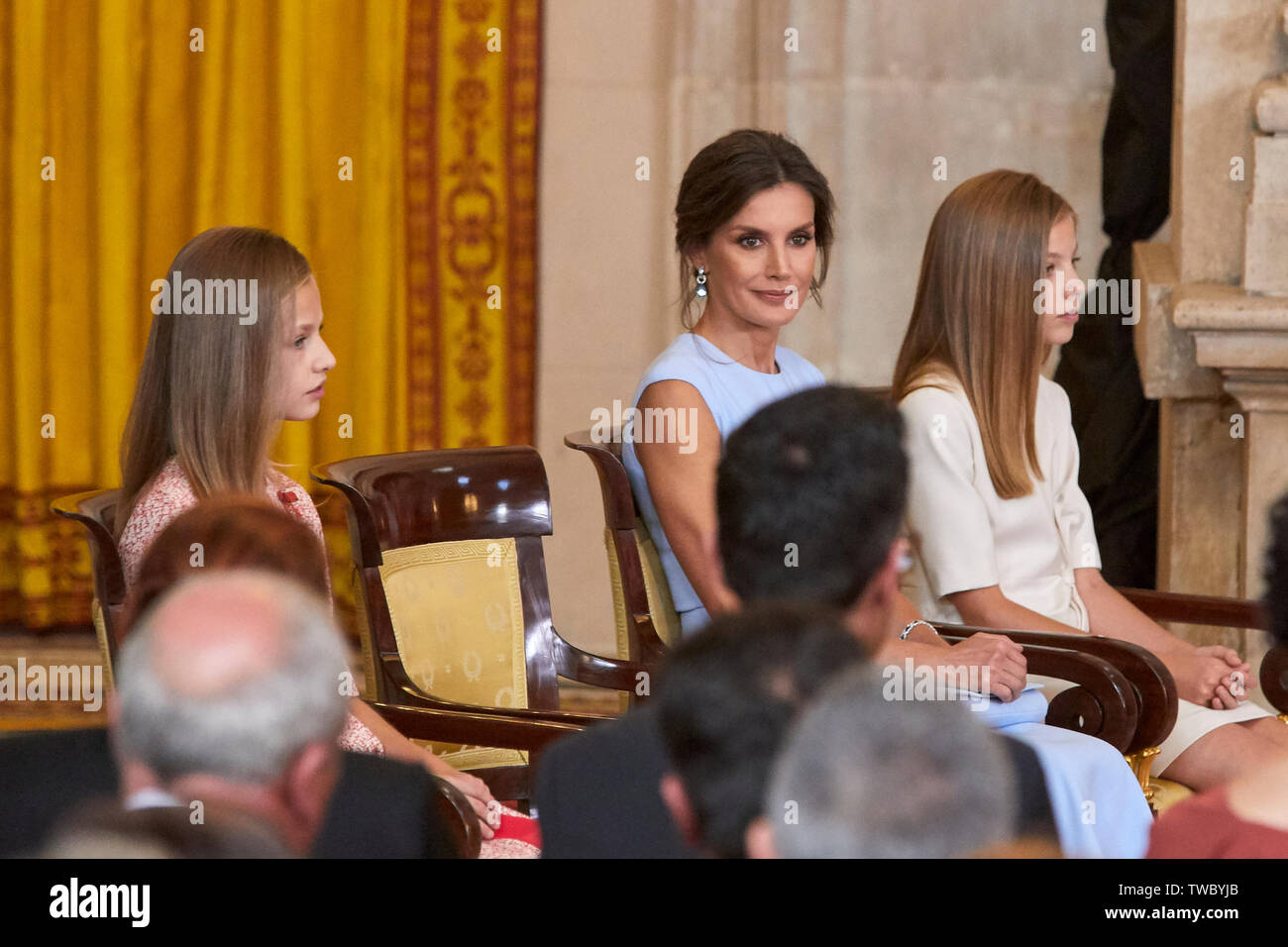 Reina Letizia de España, la Princesa Heredera Leonor y Princesa Sofía asisten a la imposición de las condecoraciones de la Orden del Mérito Civil en el Palacio Real de Madrid. Foto de stock