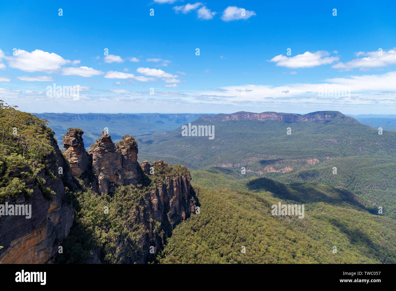Las tres hermanas y el Monte solitario desde el mirador de Echo Point, Parque Nacional Blue Mountains, Katoomba, en Nueva Gales del Sur, Australia Foto de stock