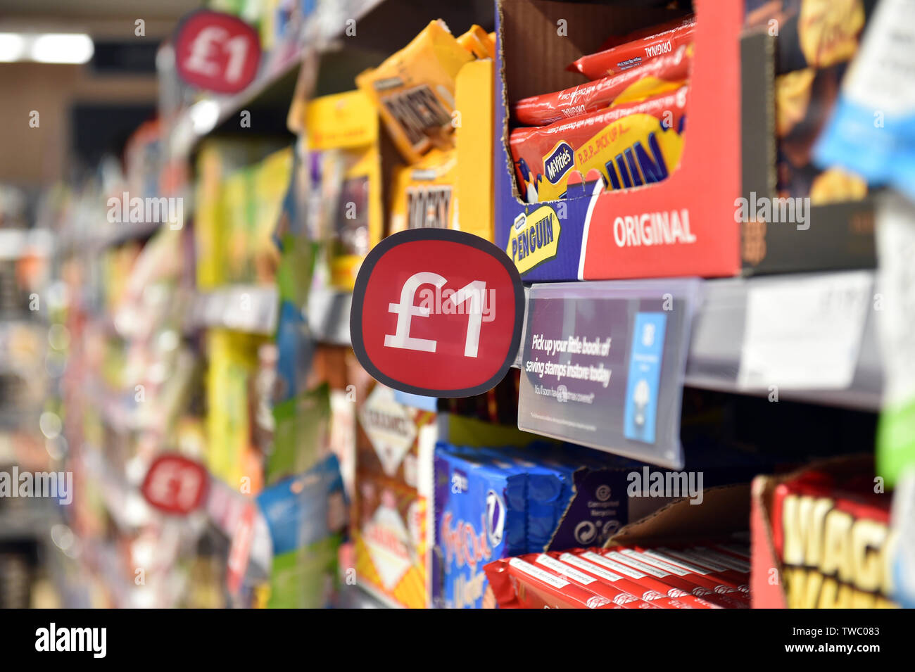 Chocolate por 1 £ en exposición en una estantería de supermercado Reino Unido Foto de stock