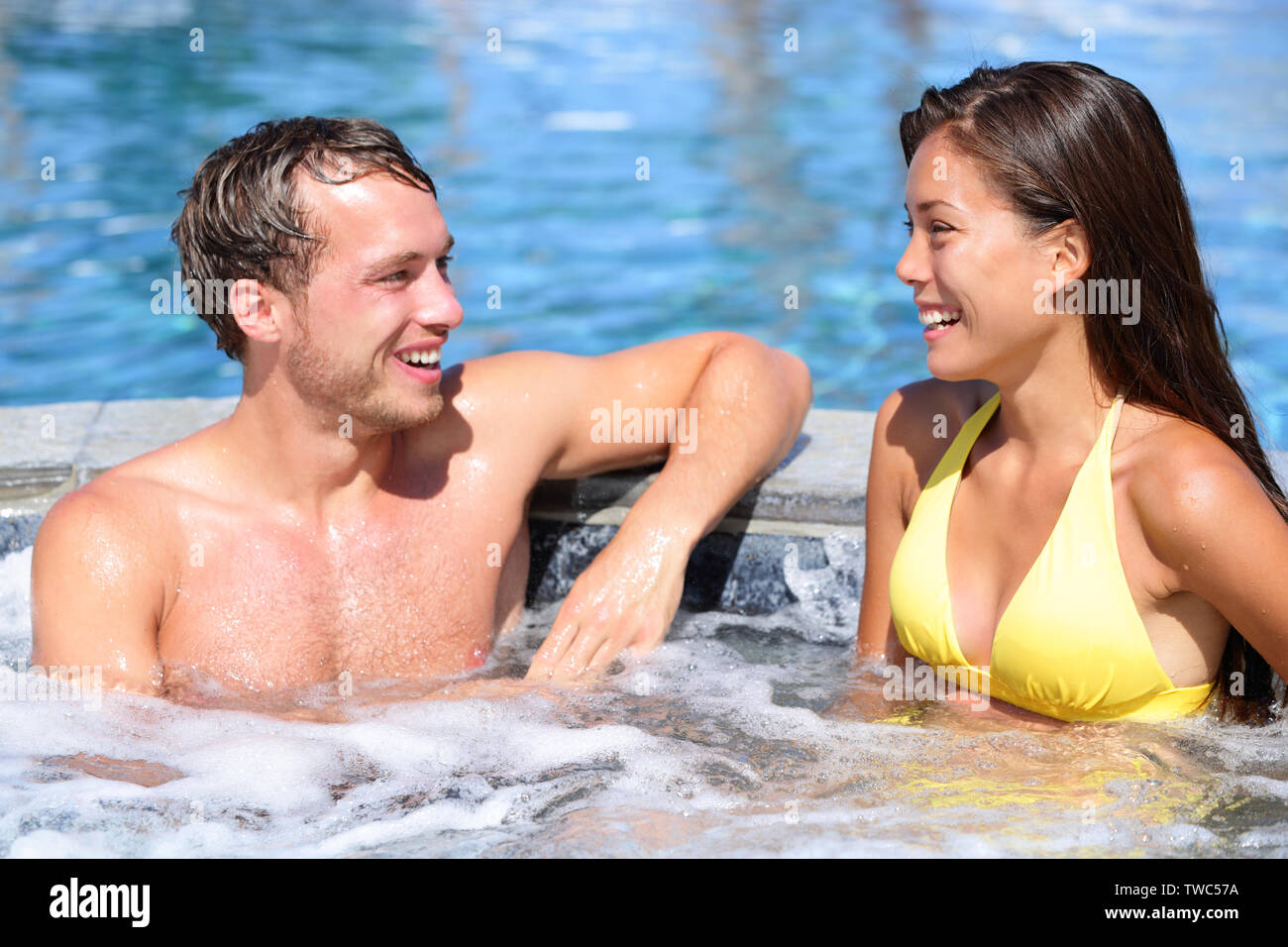 Pareja jacuzzi fotografías e imágenes de alta resolución - Alamy Pareja jacuzzi fotografías e imágenes de alta resolución - Alamy