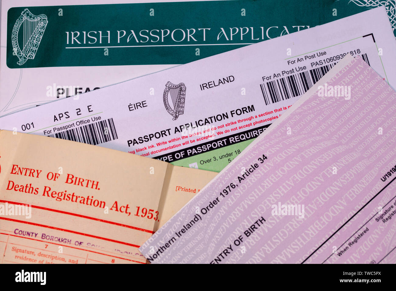 Formulario de solicitud de pasaporte irlandés y algunos documentos necesarios para establecer la elegibilidad para la nacionalidad irlandesa. Gran Bretaña la inminente retirada del Foto de stock