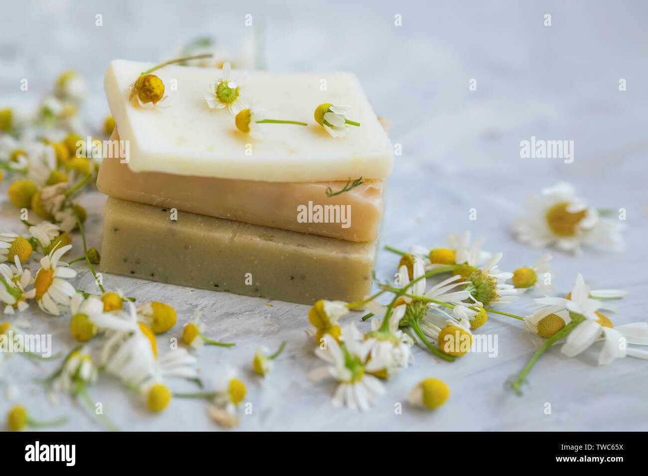 Jabón Natural con flores de manzanilla, plantas y flores naturales jabones  artesanales Fotografía de stock - Alamy