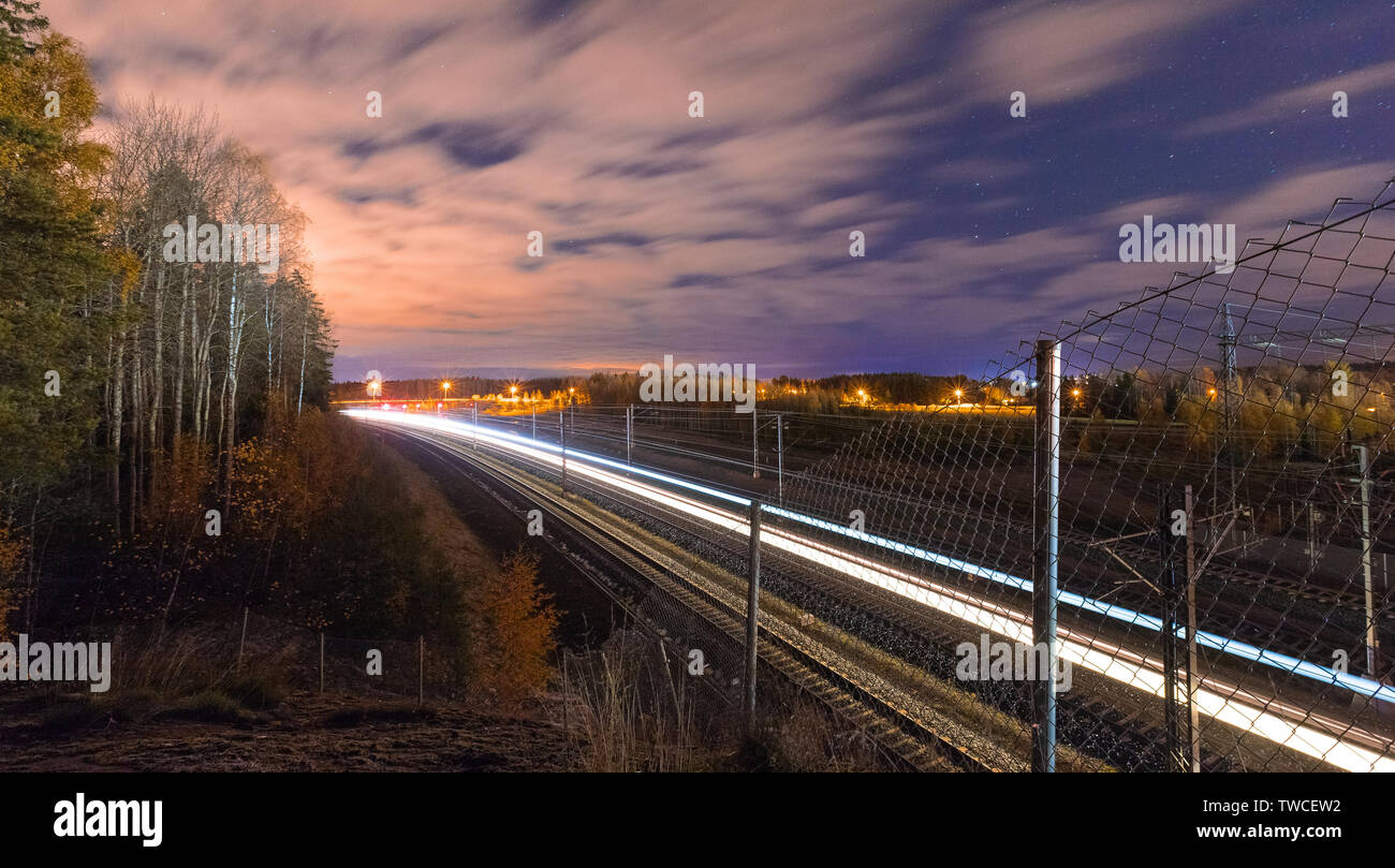La noche larga exposición ferroviaria Foto de stock