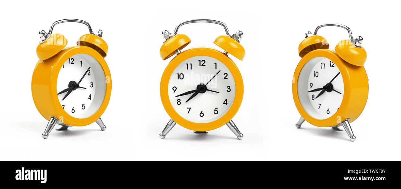 Tres pequeños metal amarillo reloj despertador con campanas rojo sobre  fondo blanco, de cerca, en vista de ángulo bajo diferentes perspectivas  Fotografía de stock - Alamy