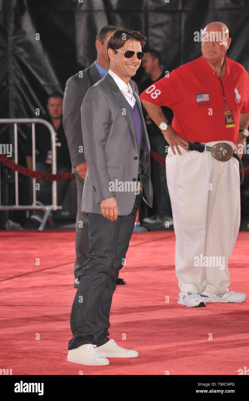 LOS ANGELES, CA. Agosto 11, 2008: Tom Cruise en el Los Angeles estreno de 'Tropic Thunder' en el mann Village Theater, Westwood. © 2008 Paul Smith / Featureflash Foto de stock