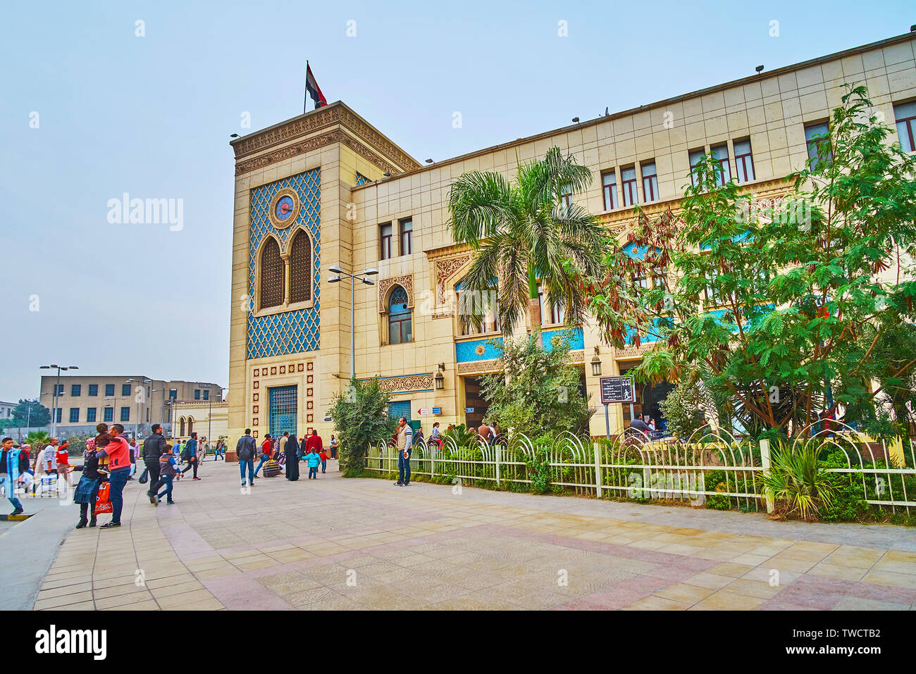 El CAIRO, EGIPTO - Diciembre 22, 2017: la concurrida plaza en frente del edificio escénico de Ramses (MISR) Estación de Ferrocarril, el 22 de diciembre en El Cairo Foto de stock